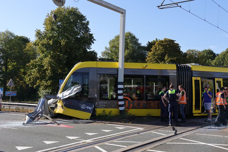 Drie gewonden na ernstige botsing tussen lijnbus en tram in Utrecht